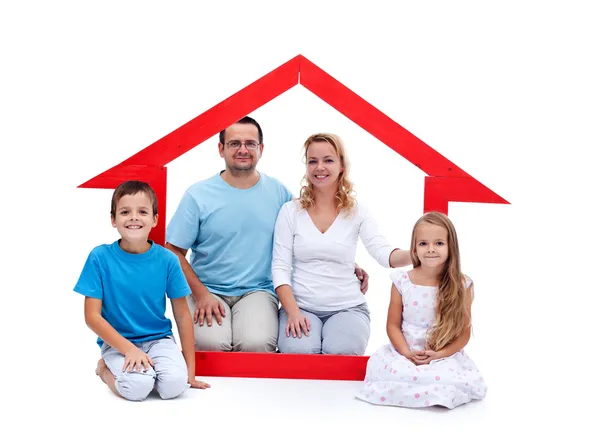 Família jovem em seu conceito de casa — Fotografia de Stock