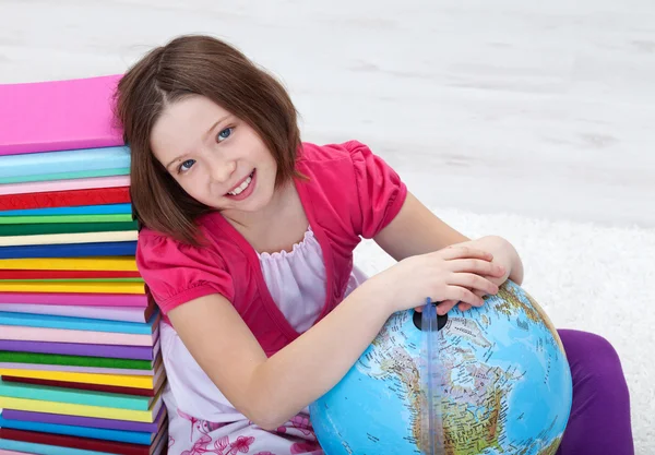 Junges Mädchen mit Lernmaterialien — Stockfoto