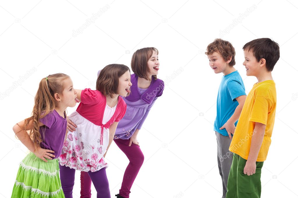 niños burlándose de otros niños