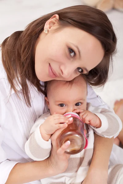 Meisje van de baby drinken — Stockfoto