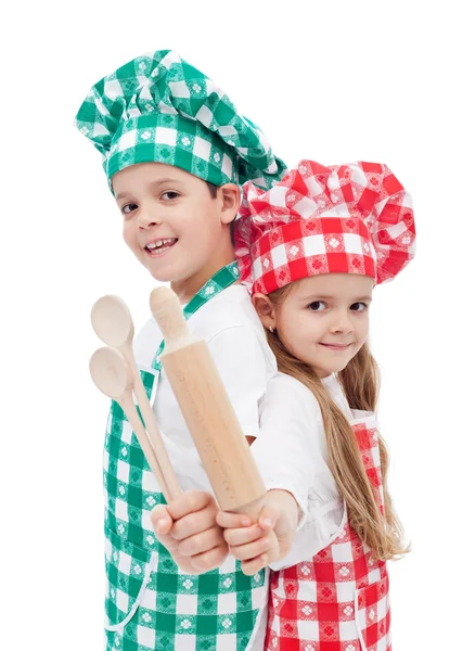 Happy kuchaři děti s dřevěného kuchyňského náčiní — Stock fotografie