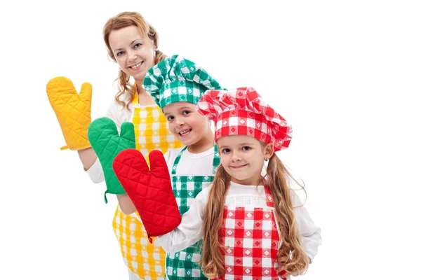 Glada kockar vifta med ugn handskar — Stockfoto
