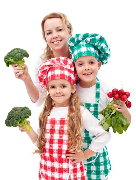 Família feliz preparando refeição saudável de legumes — Fotografia de Stock