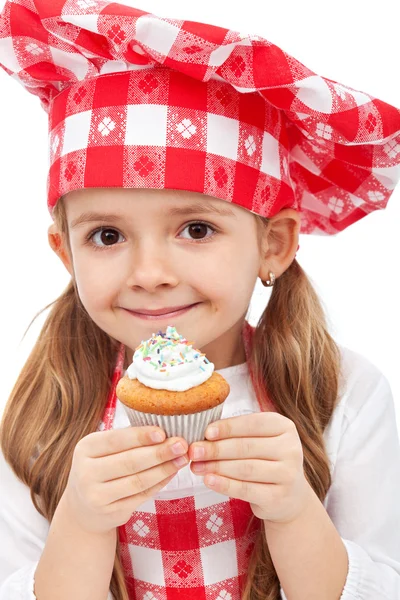 Piccolo chef in possesso di muffin — Foto Stock