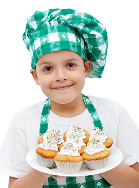 Chłopiec szczęśliwy szef kuchni z płyty babeczki — Zdjęcie stockowe