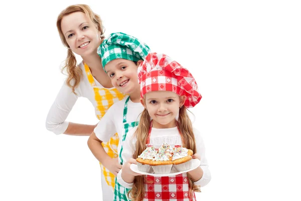Chefs brigada preparando muffins - mulher com crianças — Fotografia de Stock