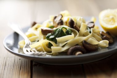 Ispanaklı ve mantarlı tagliatelles