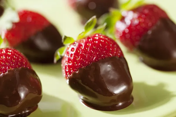 チョコレートに浸したイチゴ — ストック写真