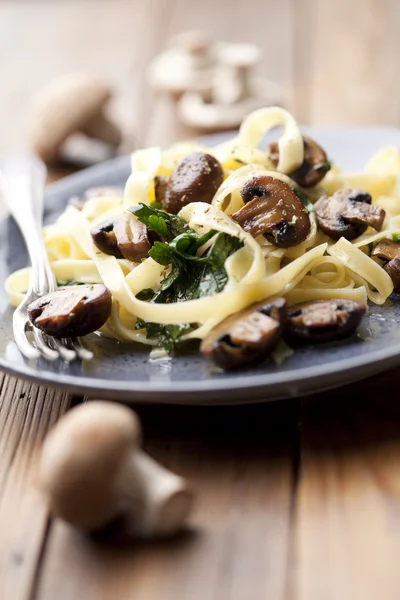 Tagliatelles with spinach and mushrooms — Stock Photo, Image