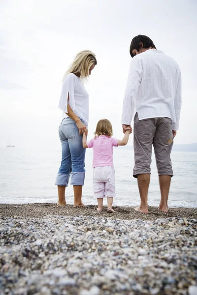 Sahilde bir aile — Stok fotoğraf