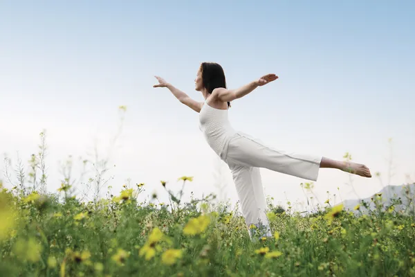 Yoga i naturen — Stockfoto
