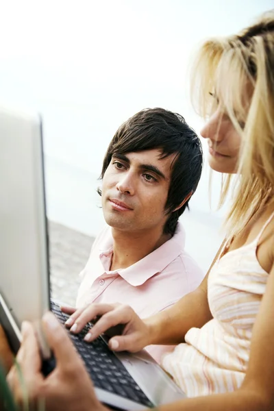 Cuplu tânăr cu laptop — Fotografie, imagine de stoc