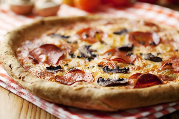 Pizza Salame piccante — Foto Stock