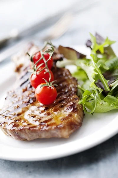 Steak and salad — Stock Photo, Image