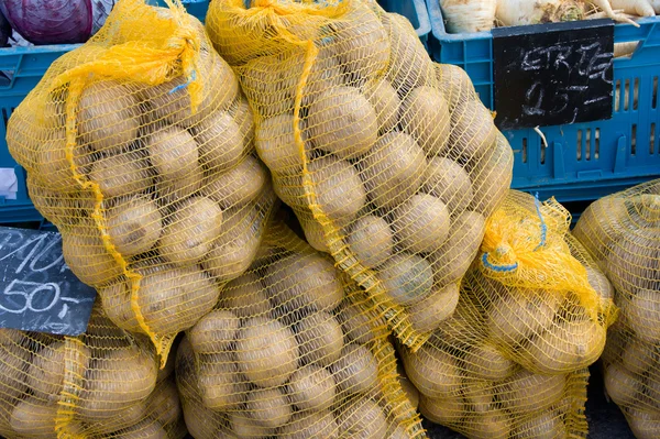 Bolsas de papas nuevas que se venden en el mercado —  Fotos de Stock