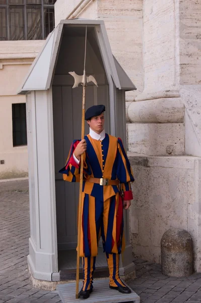 Soldado da Guarda Suíça do Vaticano hospedado em frente à guarita no Vaticano, Itália . — Fotografia de Stock