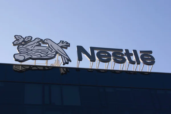 Het hoofdkwartier van Nestle chocoladefabriek in de hoofdstad Praag — Stockfoto