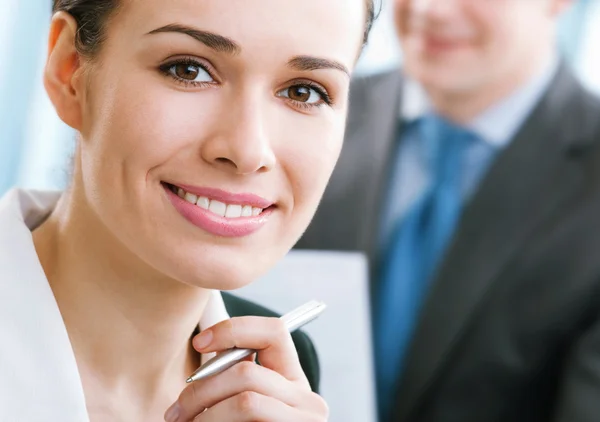 Junge lächelnde Geschäftsfrau im Büro — Stockfoto