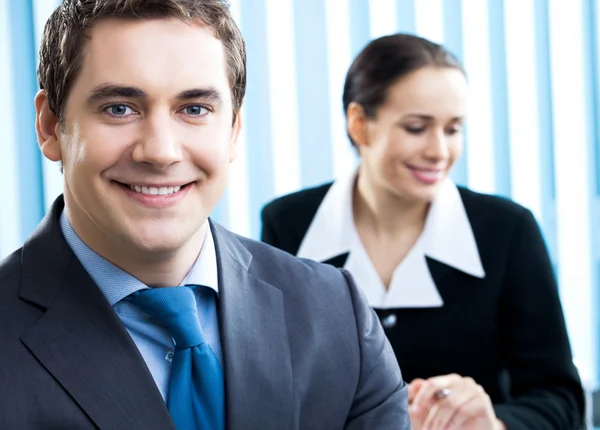 Retrato de un hombre de negocios sonriente en la oficina — Foto de Stock