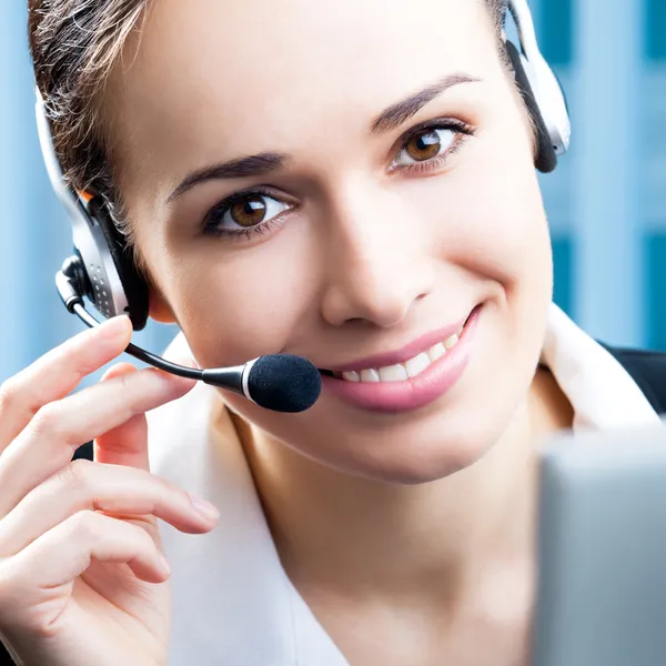 Buon sorridente operatore telefonico di supporto in ufficio — Foto Stock