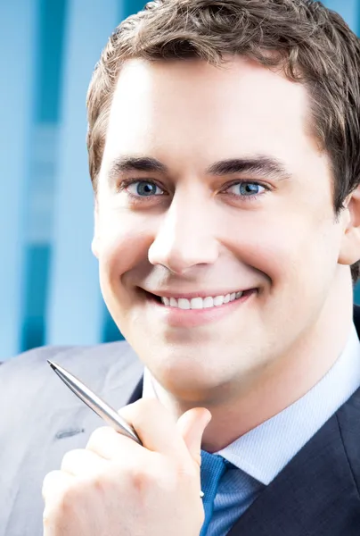 Retrato de homem de negócios sorridente no escritório — Fotografia de Stock