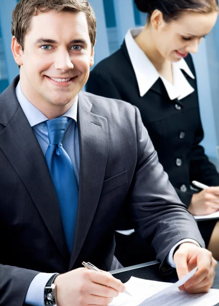 Porträtt av leende affärsman på kontor — Stockfoto