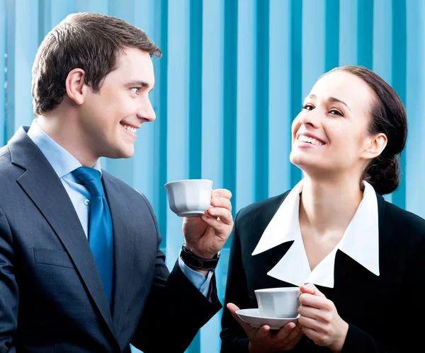 Geschäftsleute mit Kaffee im Büro — Stockfoto