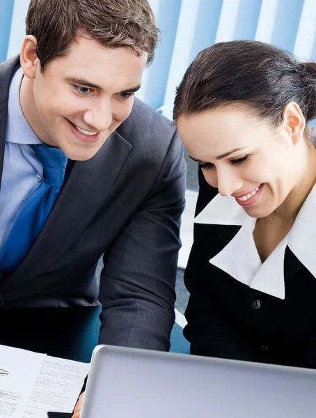 Geschäftsleute arbeiten im Büro mit Laptop — Stockfoto