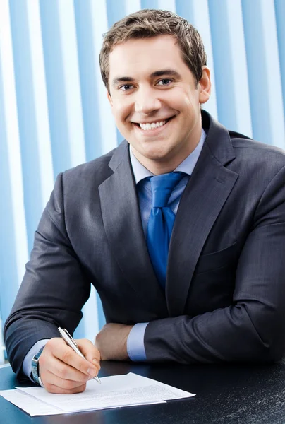 Portret van lachende zakenman op kantoor — Stockfoto