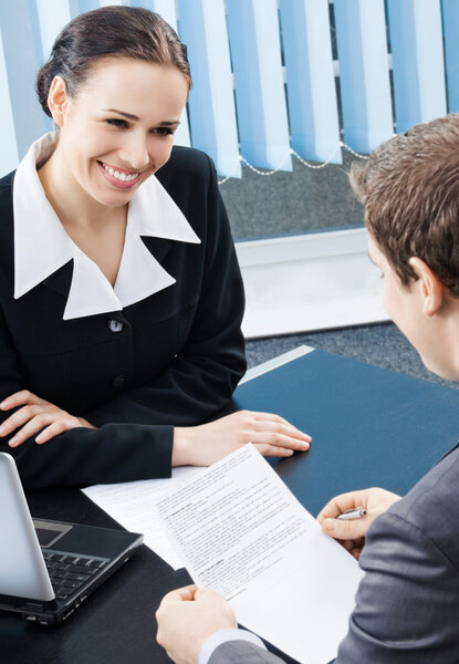 Счастливые бизнесмены или деловая женщина и клиент
