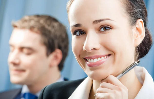 Молодая улыбающаяся деловая женщина в офисе — стоковое фото