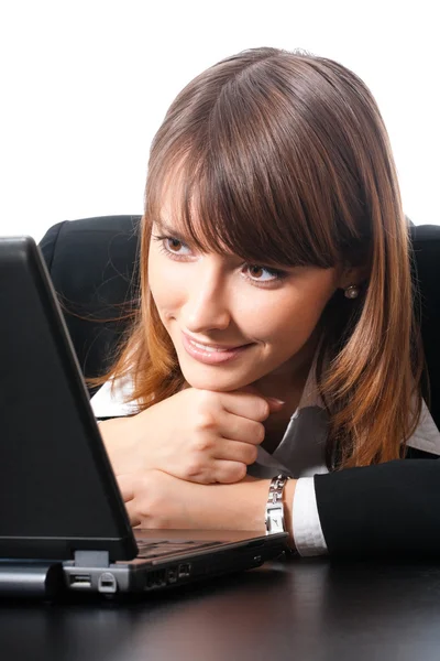 Geschäftsfrau mit Laptop, isoliert auf weiß — Stockfoto