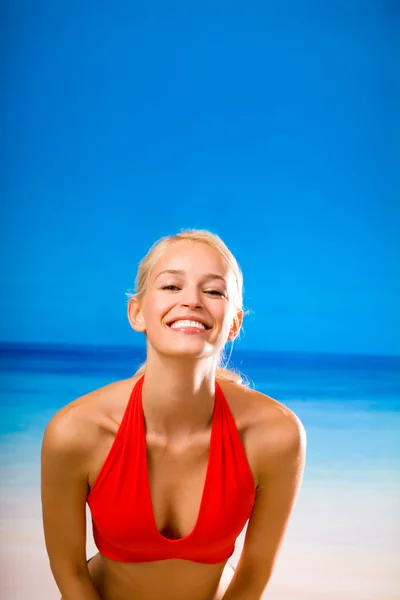 ビーチで幸せな若い女性 — ストック写真