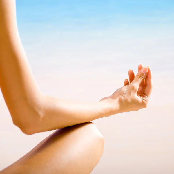 Nő csinál jóga gyakorlatok, vagy a meditáció — Stock Fotó