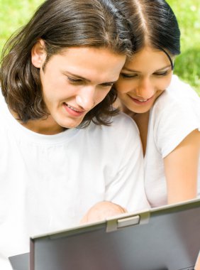 genç bir çift ile laptop, açık çalışma