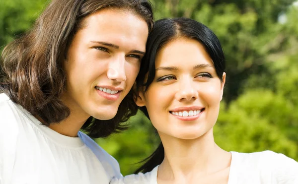 Pareja feliz juntos, al aire libre — Foto de Stock