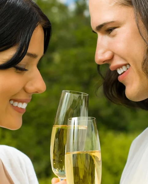 Mladý šťastný pár se šampaňským, venkovní — Stock fotografie