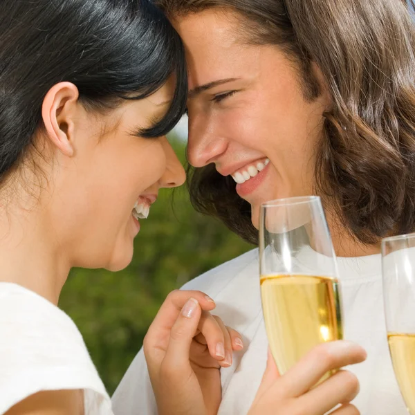 Joven pareja feliz con champán, al aire libre —  Fotos de Stock