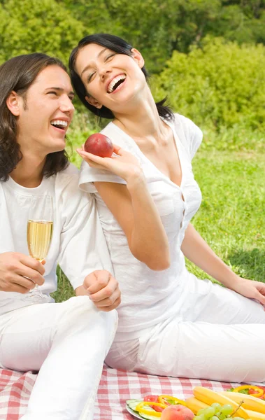 Piknik, açık havada genç mutlu çift — Stok fotoğraf