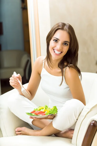 Fegetarian 沙拉在家里的女人 — 图库照片