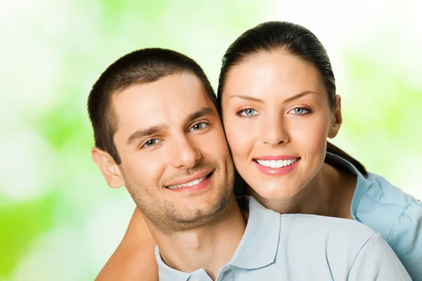 Portret van gelukkige paar, buitenshuis — Stockfoto