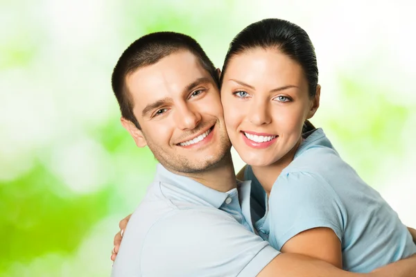 Retrato de casal feliz, ao ar livre — Fotografia de Stock