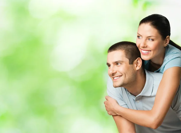 Портрет счастливой пары, на открытом воздухе — стоковое фото