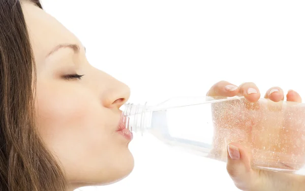 水を飲んで、白で隔離される女性 — ストック写真