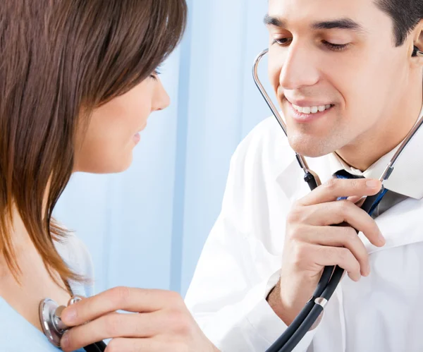 Läkare med stetoskop och patienten på kontor — Stockfoto
