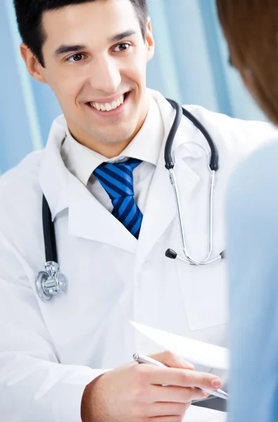 Uśmiechający się lekarza i pacjentki w urzędzie — Zdjęcie stockowe