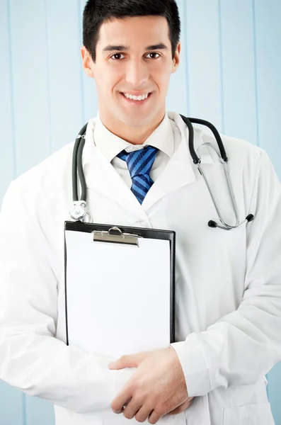 Médico feliz ou com área de transferência no escritório — Fotografia de Stock