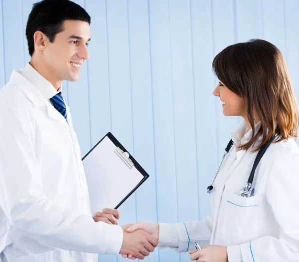 Dos feliz joven médico apretón de manos — Foto de Stock