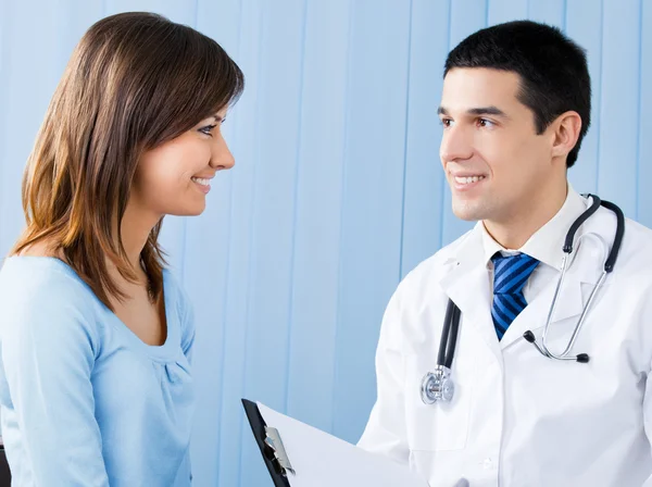 Szczęśliwy uśmiechający się pacjenta i lekarza w urzędzie — Zdjęcie stockowe
