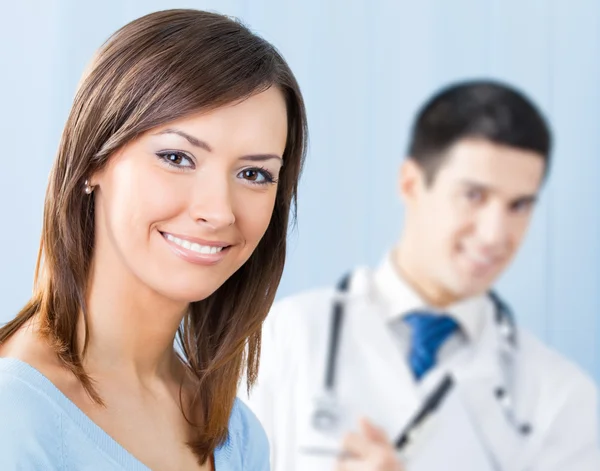Uśmiechnięty pacjent i lekarz w urzędzie — Zdjęcie stockowe